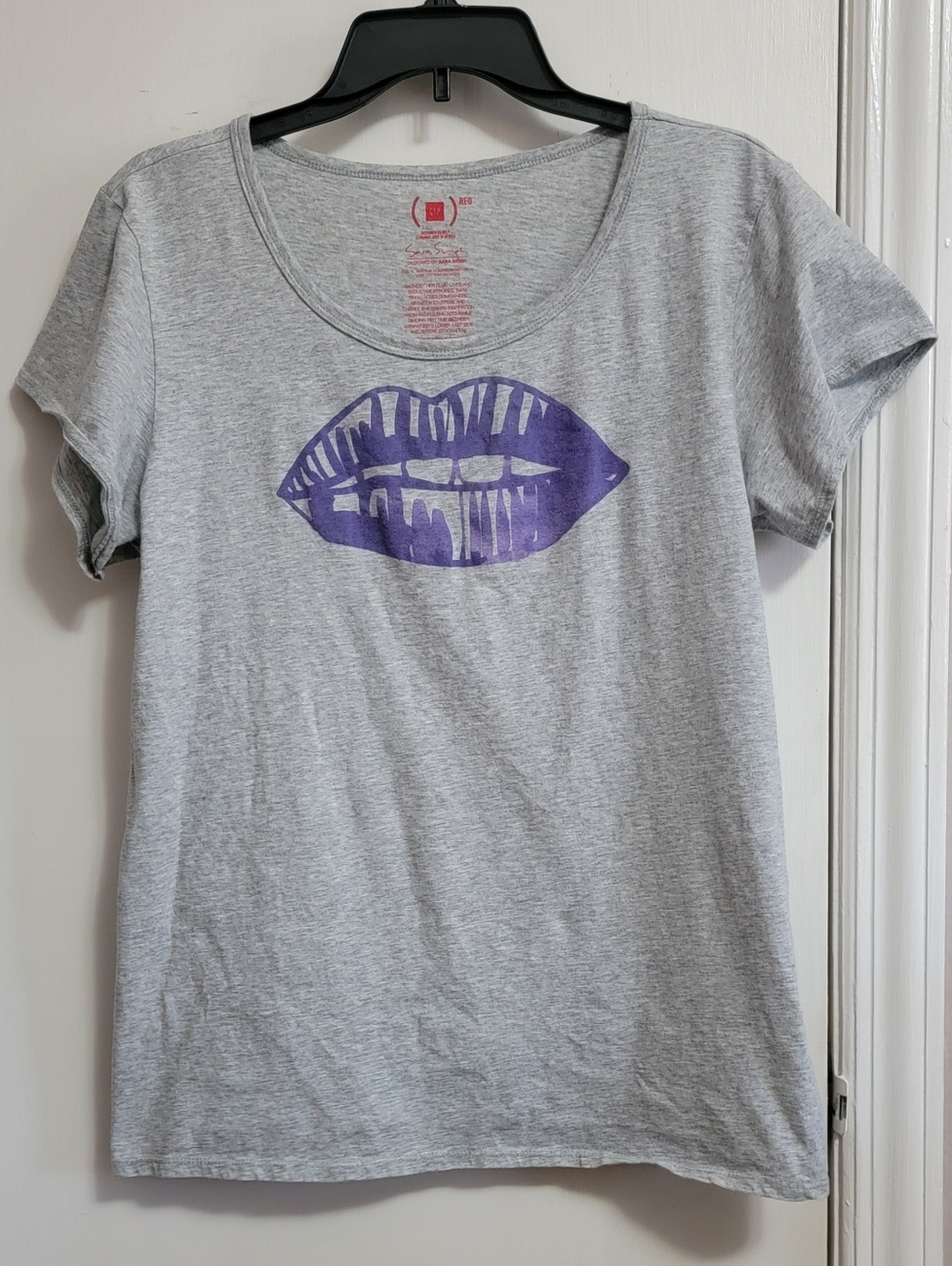 GAP (PRODUCT) RED Sara Singh purple lips tee